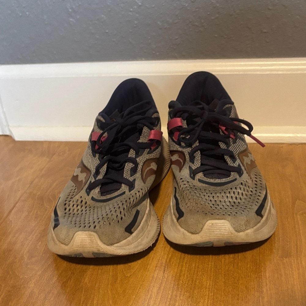 Saucony Athletic Shoes in Gray and Pink